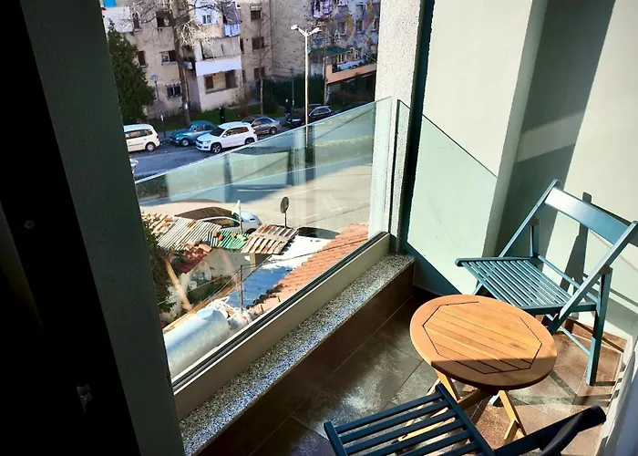 Fivenco - Private W King Bed Modern *