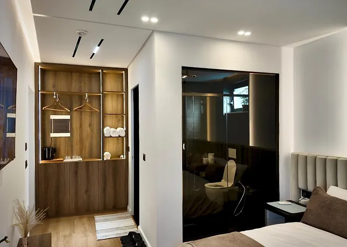 Fivenco - Private W King Bed Modern