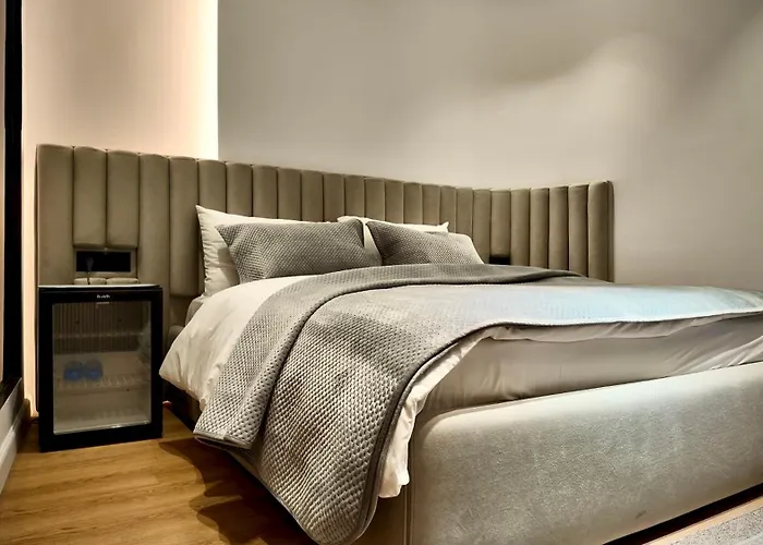 Fivenco - Private W King Bed Modern