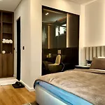 Fivenco - Private W King Bed Modern Lägenhet