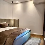 Fivenco - Private W King Bed Modern