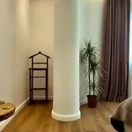 Fivenco - Private W King Bed Modern Apartment *