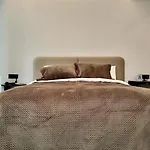 Fivenco - Private W King Bed Modern *