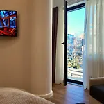 Fivenco - Private W King Bed Modern