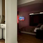 Fivenco - Private W King Bed Modern