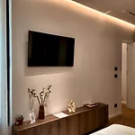 Fivenco - Private W King Bed Modern