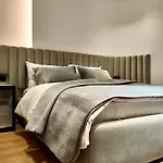 Fivenco - Private W King Bed Modern