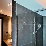 Fivenco - Private W King Bed Modern Lägenhet