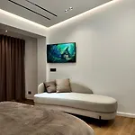 Fivenco - Private W King Bed Modern Apartment