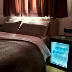 Fivenco - Private W King Bed Modern