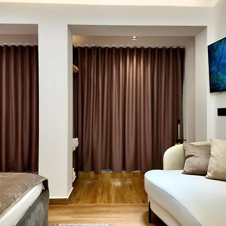 Fivenco - Private W King Bed Modern Тирана