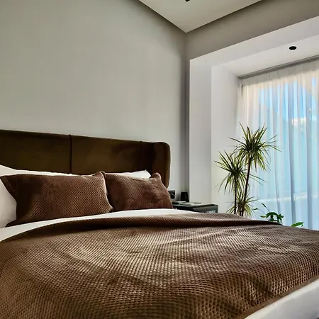 Fivenco - Private W King Bed Modern *