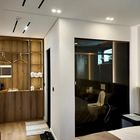 Fivenco - Private W King Bed Modern