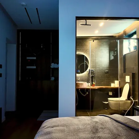 Fivenco - Private W King Bed Modern *
