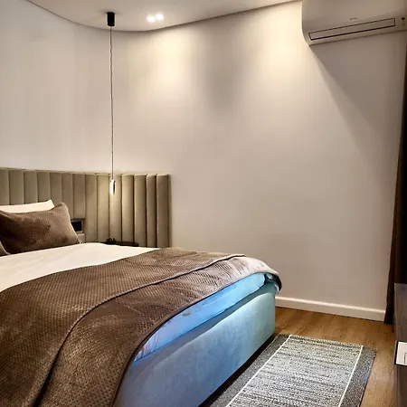 Fivenco - Private W King Bed Modern