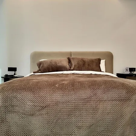 Fivenco - Private W King Bed Modern *