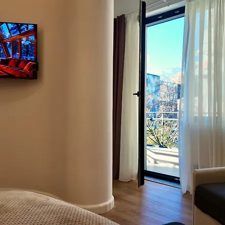 Fivenco - Private W King Bed Modern