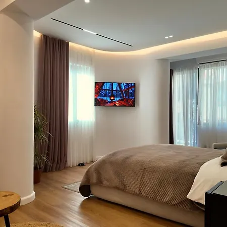 Fivenco - Private W King Bed Modern *