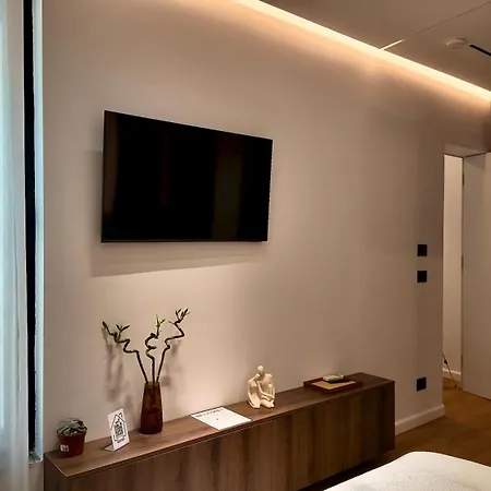 Fivenco - Private W King Bed Modern