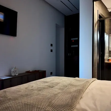 Fivenco - Private W King Bed Modern