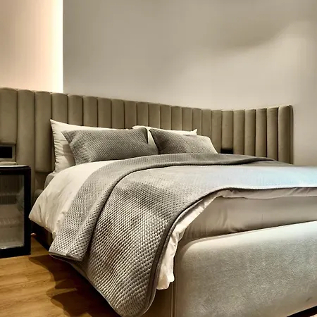 Fivenco - Private W King Bed Modern
