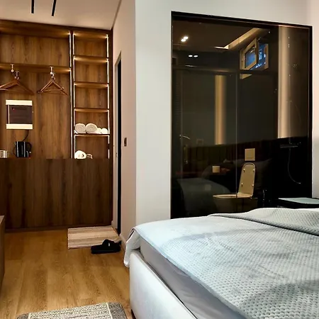 Fivenco - Private W King Bed Modern *
