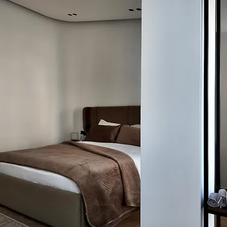 Fivenco - Private W King Bed Modern *