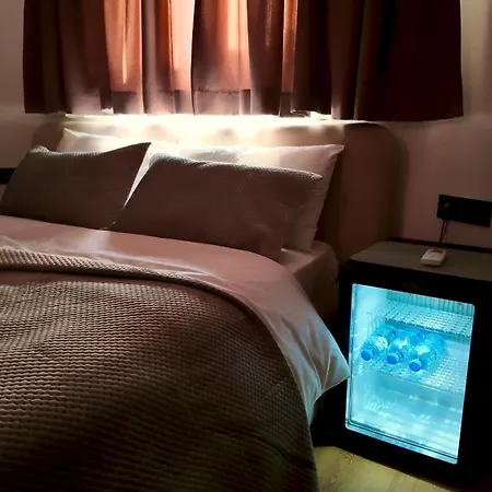 Fivenco - Private W King Bed Modern