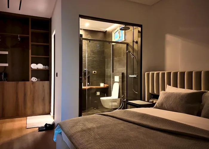 Fivenco - Private W King Bed Modern Apartment